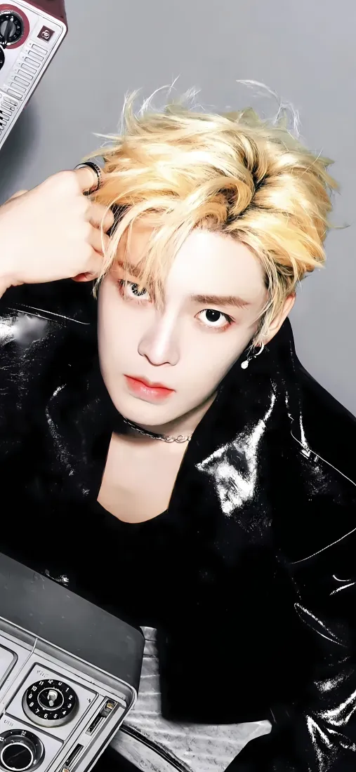 侯明昊手机壁纸｜金发背景图片 - 黑色皮衣帅气「哲风壁纸」