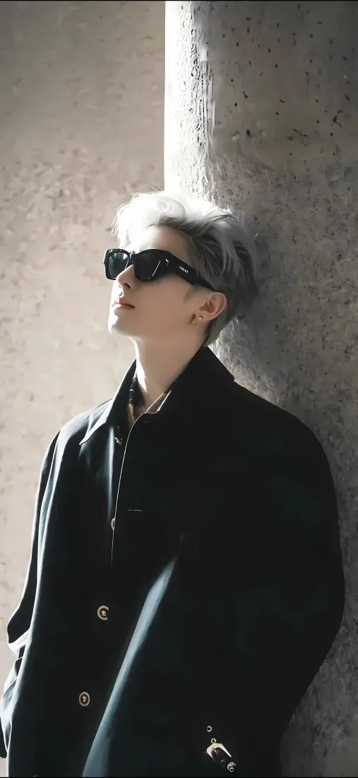 侯明昊手机壁纸｜灰色背景图片 - 银发墨镜酷感「哲风壁纸」