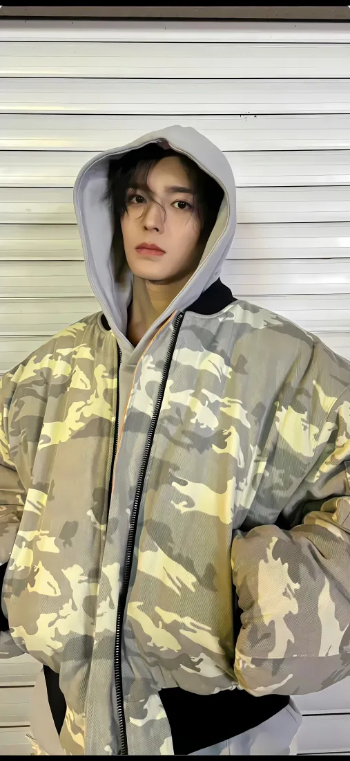 侯明昊手机壁纸｜迷彩外套背景图片 - 休闲穿搭「哲风壁纸」