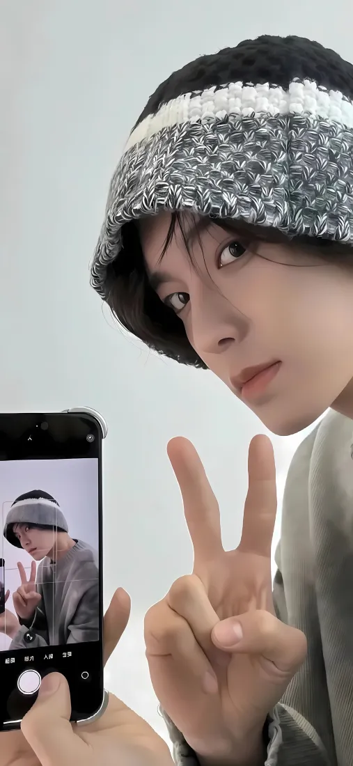 侯明昊手机壁纸｜白色背景图片 - 针织帽自拍「哲风壁纸」
