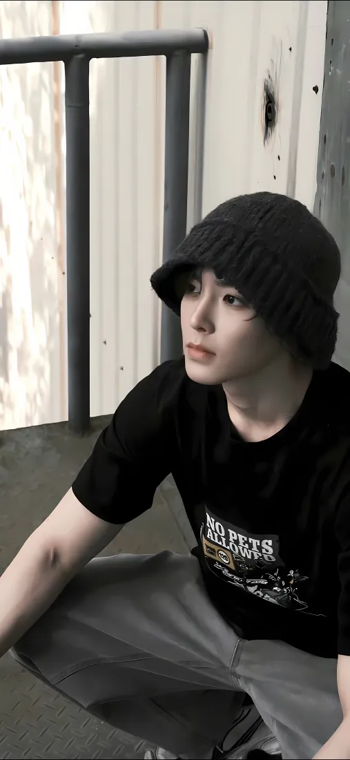 侯明昊手机壁纸｜楼道背景图片 - 黑色渔夫帽「哲风壁纸」