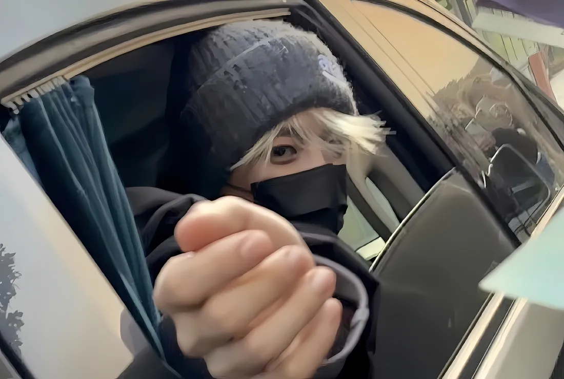 2k侯明昊壁纸｜车窗外背景图片 - 车内戴帽伸手「哲风壁纸」