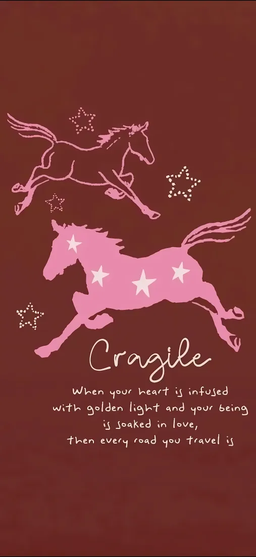 马年手机壁纸｜棕色背景图片 - 粉色马五角星文字「哲风壁纸」