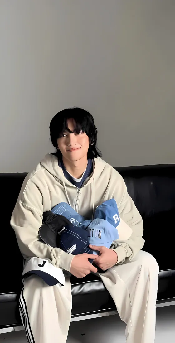 池昌旭手机壁纸｜沙发背景图片 - 休闲装玩偶室内「哲风壁纸」