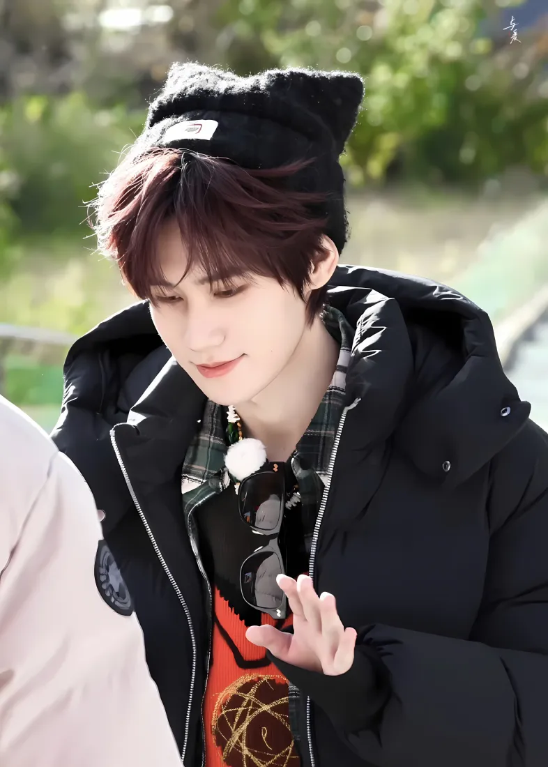 张真源手机壁纸｜户外绿植背景图片 - 阳光帅气「哲风壁纸」