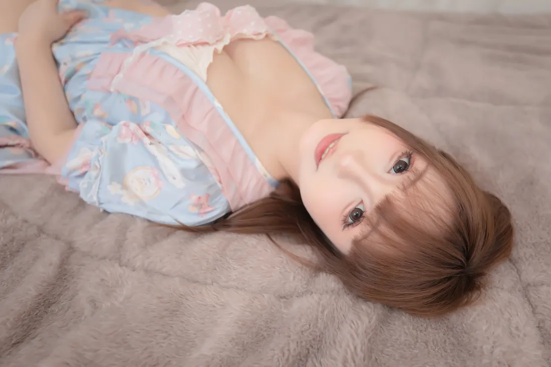 3k粉色睡衣美女壁纸｜毛绒床背景 - 居家休闲「哲风壁纸」