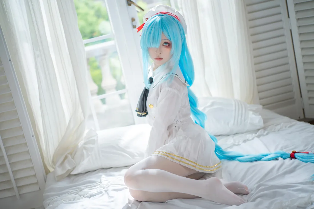6k蓝发少女壁纸｜窗边床铺背景 - 水手服白丝「哲风壁纸」