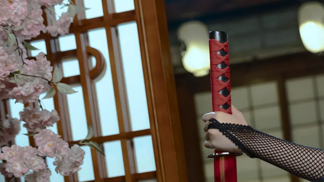 2k和风樱花壁纸｜日式木窗背景 - 红色武士刀cos「哲风壁纸」