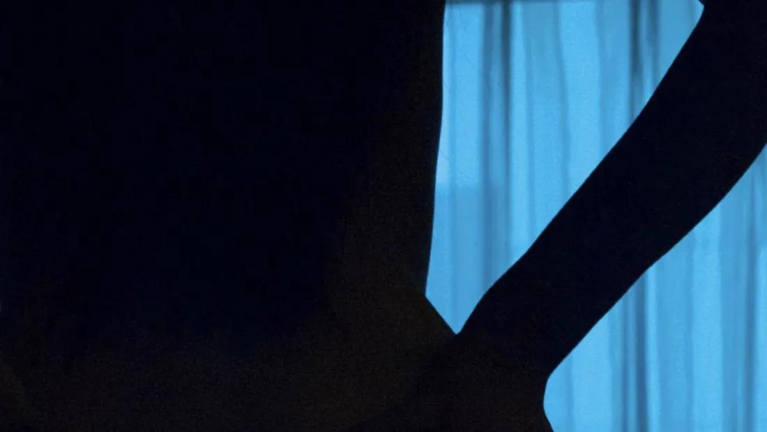 3k剪影人物壁纸｜蓝色窗帘背景 - 日常魅力「哲风壁纸」