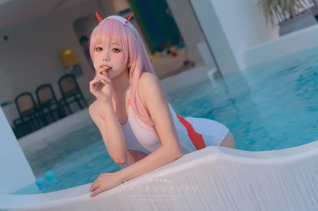 7k粉发美女壁纸｜泳池背景 - 可爱甜妹女神「哲风壁纸」