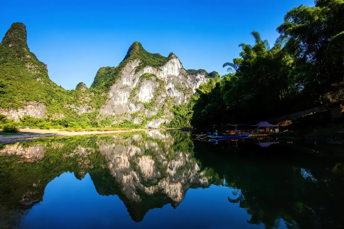 2k桂林山水壁纸｜桂林漓江背景图片 - 青山绿水倒影蓝天「哲风壁纸」