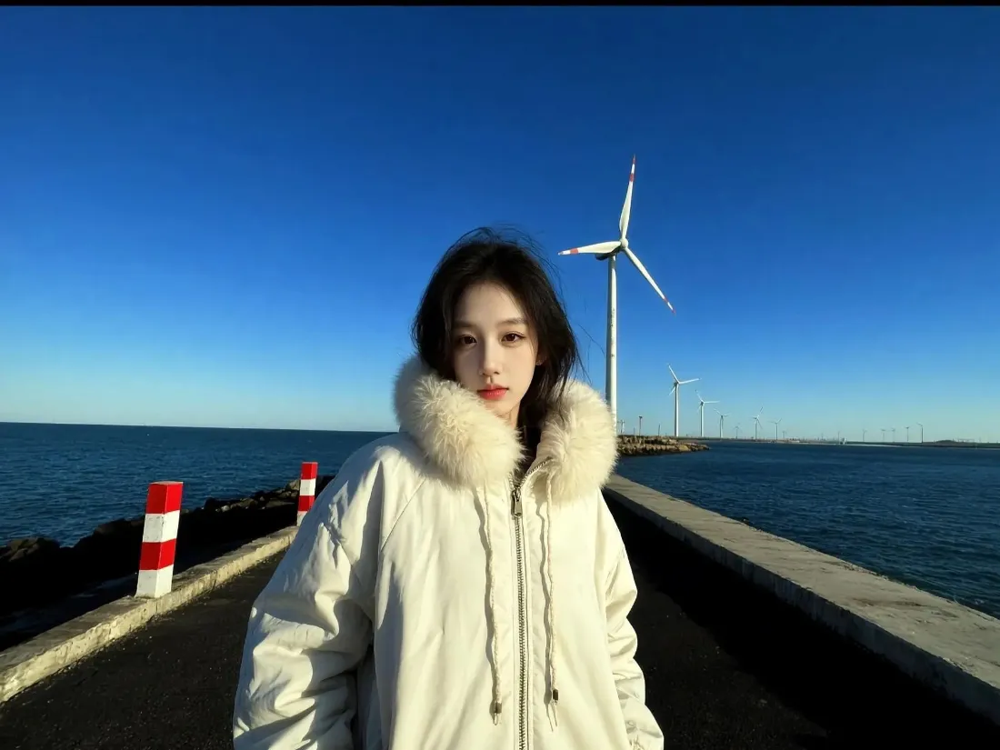 2k美女白色外套壁纸｜海边背景图片 - 蓝天「哲风壁纸」