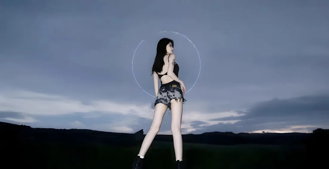 2k动漫美女壁纸｜黄昏草地背景图片 - 3D建模「哲风壁纸」