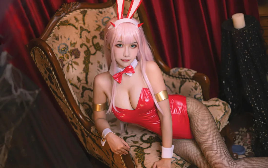 3k兔女郎cos壁纸｜红色背景 - 性感黑丝美女「哲风壁纸」