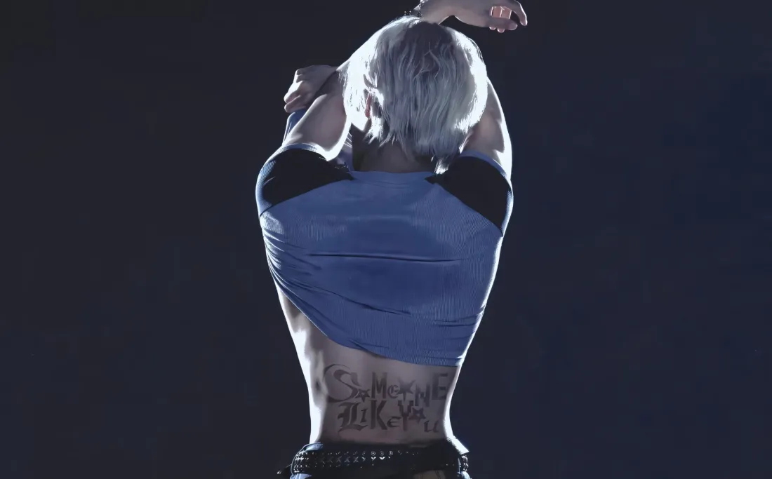 2k张真源壁纸｜宽肩窄腰背景图片 - 纹身银发蓝上衣「哲风壁纸」