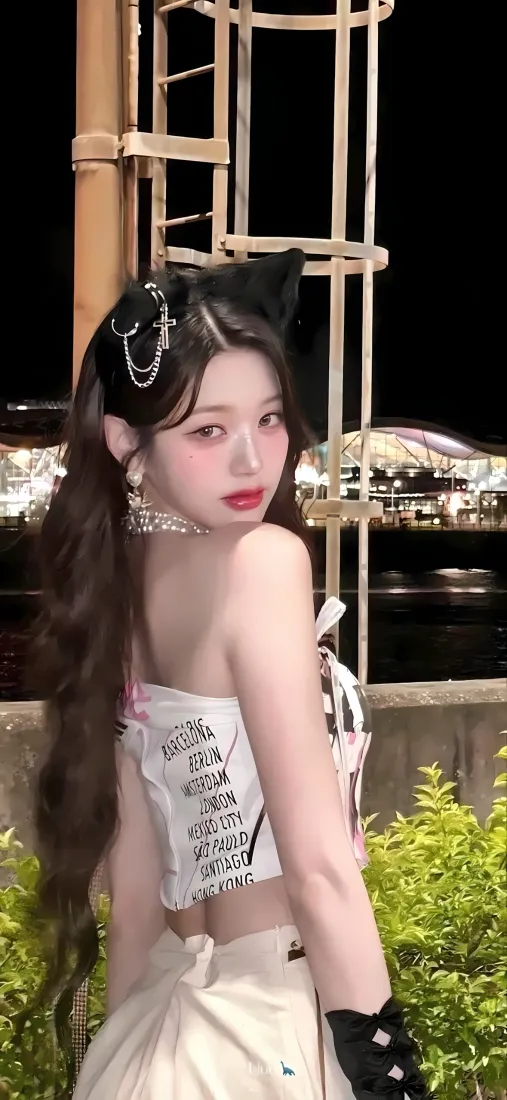 张元英手机壁纸｜夜景背景图片 - 吊带抹胸造型「哲风壁纸」