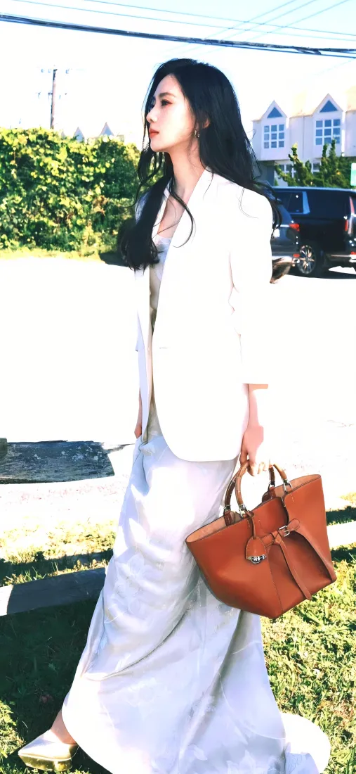 刘诗诗手机壁纸｜草地背景图片 - 时尚穿搭「哲风壁纸」