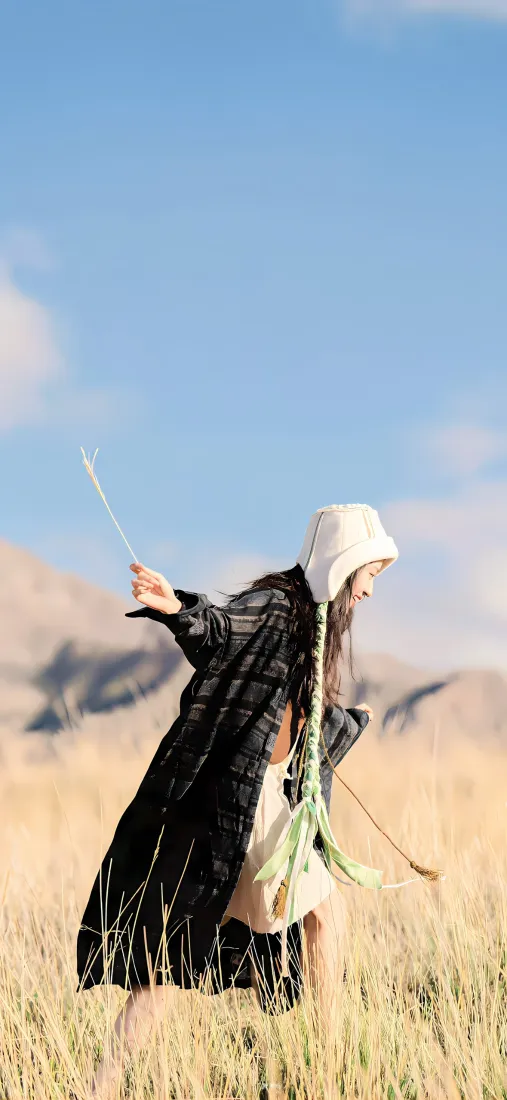 卢昱晓手机壁纸｜麦田背景图片 - 蓝天原野黑色外套「哲风壁纸」