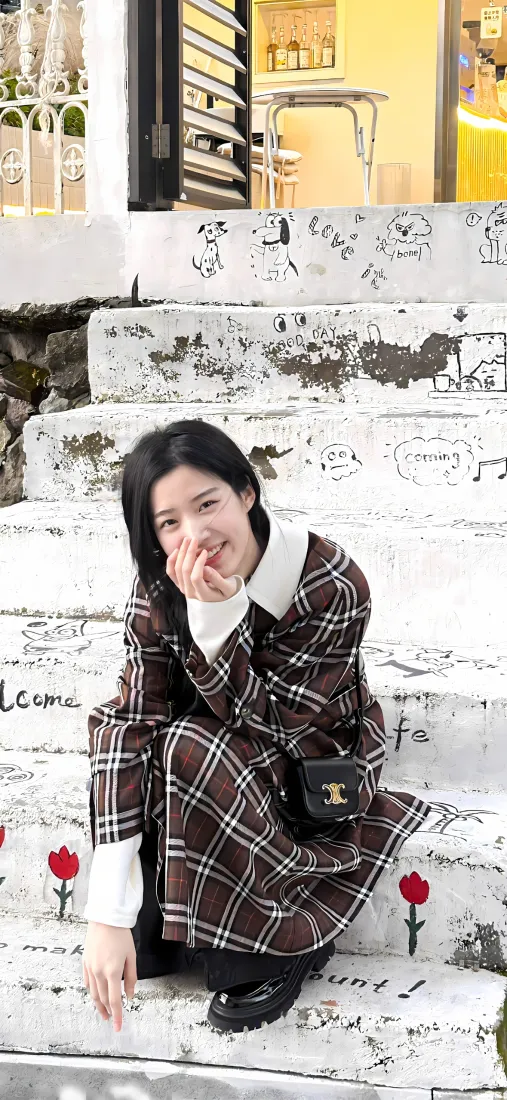 卢昱晓手机壁纸｜涂鸦楼梯背景图片 - 复古格纹裙穿搭「哲风壁纸」