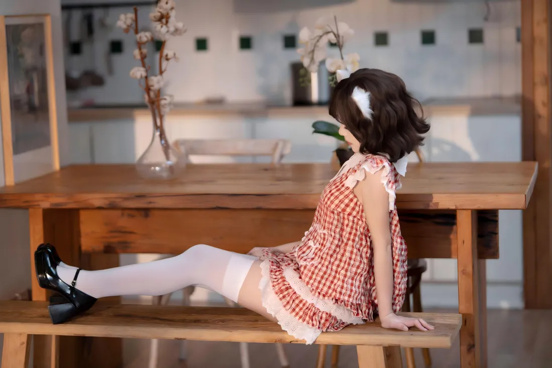 10k美女壁纸｜厨房背景图片 - 白丝红白格裙女孩「哲风壁纸」