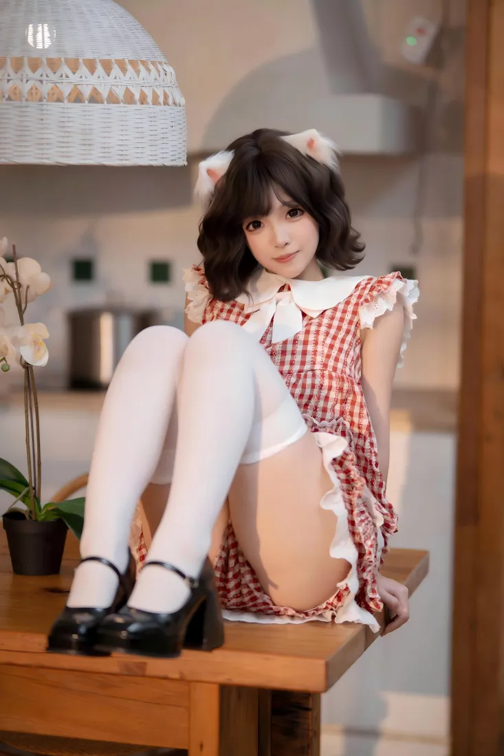猫耳少女手机壁纸｜室内背景图片 - 白丝红白格裙「哲风壁纸」