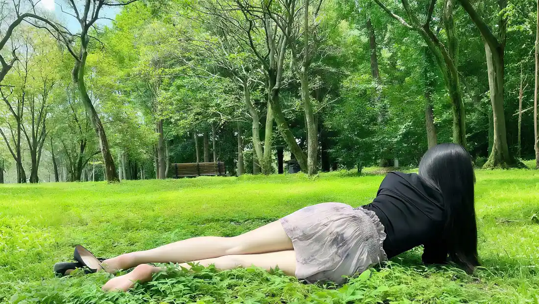 4k长发美女壁纸｜绿色草地背景图片 - 自然风景「哲风壁纸」