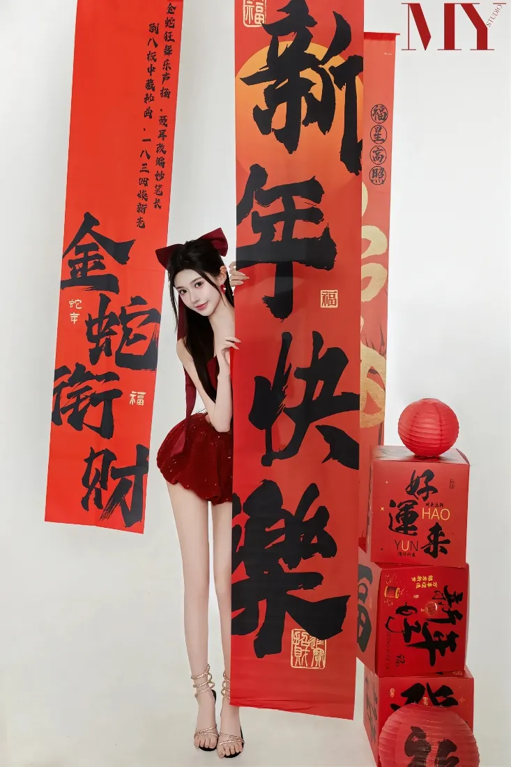 红衣美女手机壁纸｜新年背景图片 - 金蛇衔福春联「哲风壁纸」