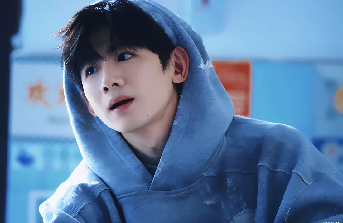 2k白敬亭壁纸｜室内背景图片 - 蓝色连帽衫「哲风壁纸」