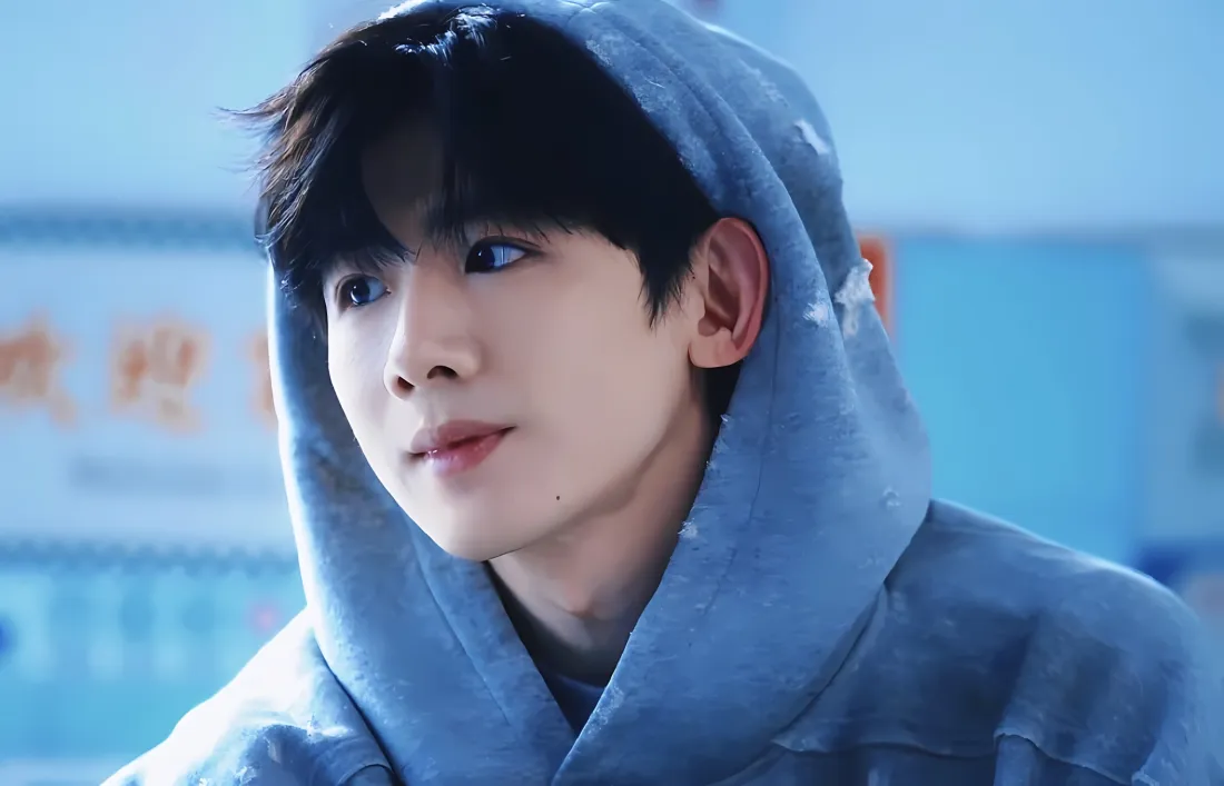 2k白敬亭壁纸｜蓝色卫衣背景图 - 帅气侧脸「哲风壁纸」