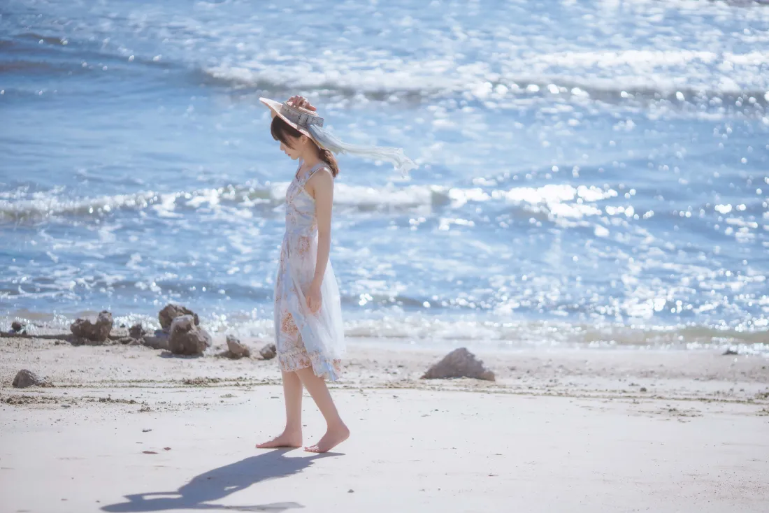 8k女孩海边漫步壁纸｜沙滩海景背景 - 白裙赤脚「哲风壁纸」