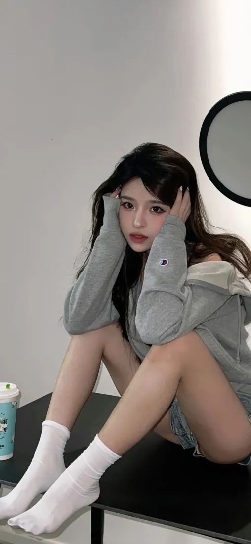 灰色卫衣女生手机壁纸｜室内背景图片 - 白色长袜「哲风壁纸」