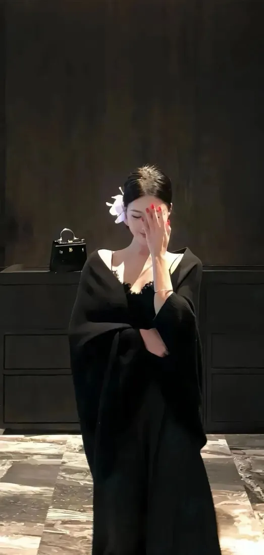 黑衣女性手机壁纸｜深色背景图 - 艺术感室内「哲风壁纸」