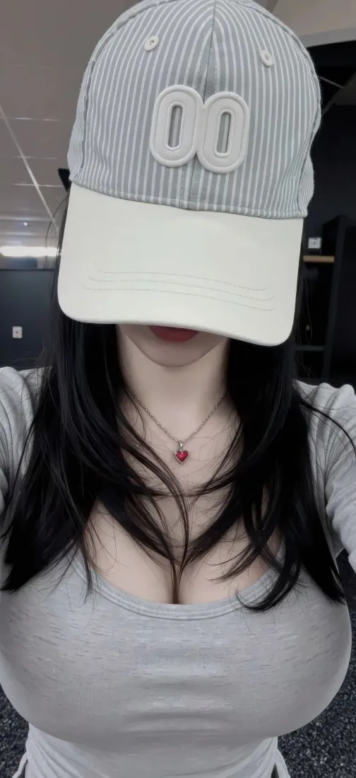 00棒球帽美女手机壁纸｜室内背景图片 - 时尚休闲「哲风壁纸」