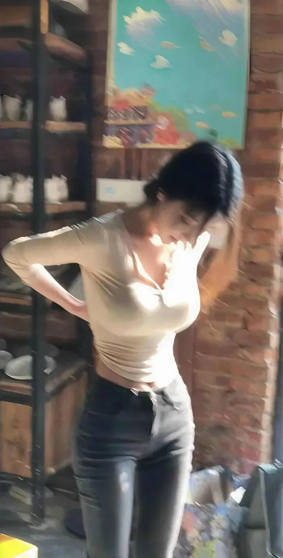 人物穿搭手机壁纸｜室内背景图片 - 米色上衣牛仔裤深景「哲风壁纸」