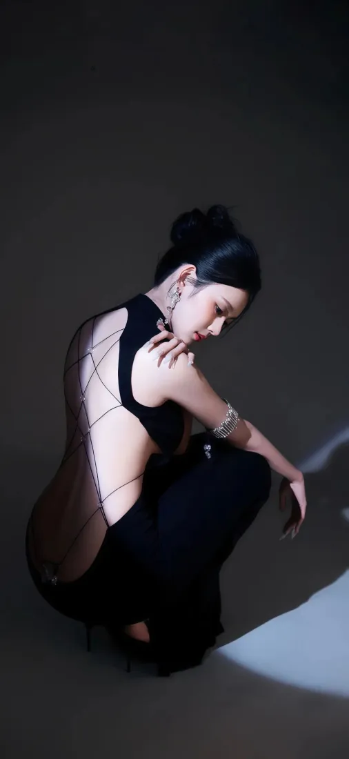 黑衣女性手机壁纸｜深景背景图片 - 艺术摄影「哲风壁纸」