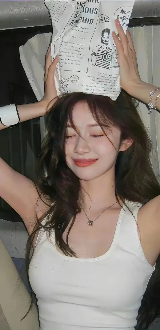 白衣美女手机壁纸｜车内背景图 - 举零食微笑「哲风壁纸」