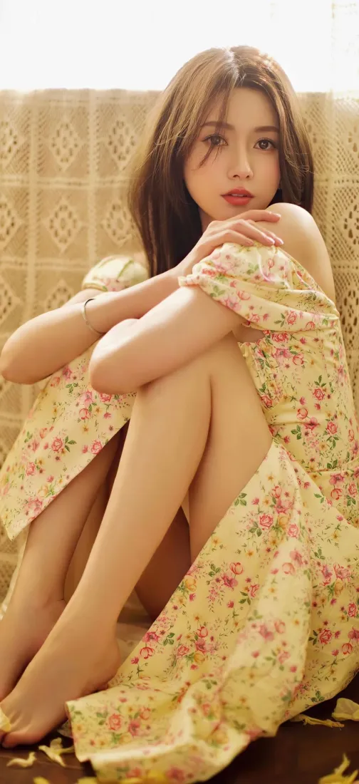碎花裙女性手机壁纸｜暖黄背景图片 - 魅力居家写真「哲风壁纸」