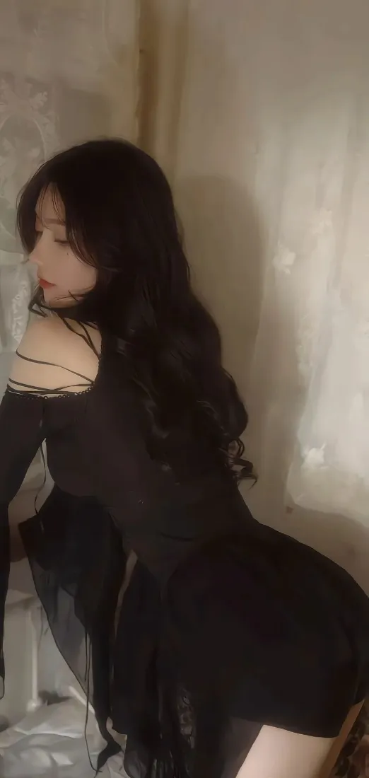 黑衣美女手机壁纸｜室内背景图 - 黑色穿搭「哲风壁纸」