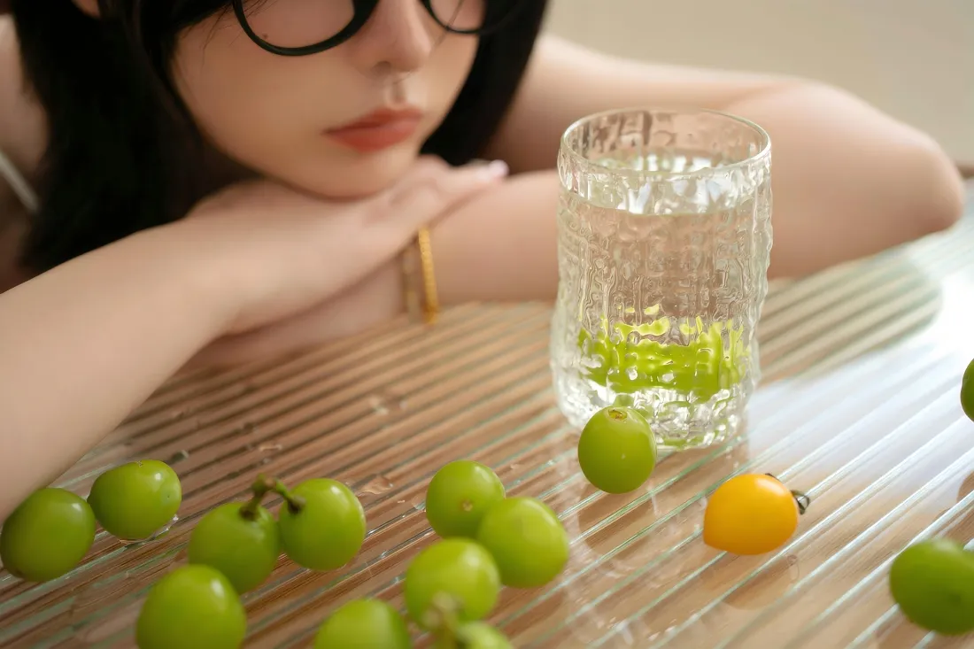 10k戴眼镜美女壁纸｜居家背景 - 绿葡萄黄果玻璃杯「哲风壁纸」