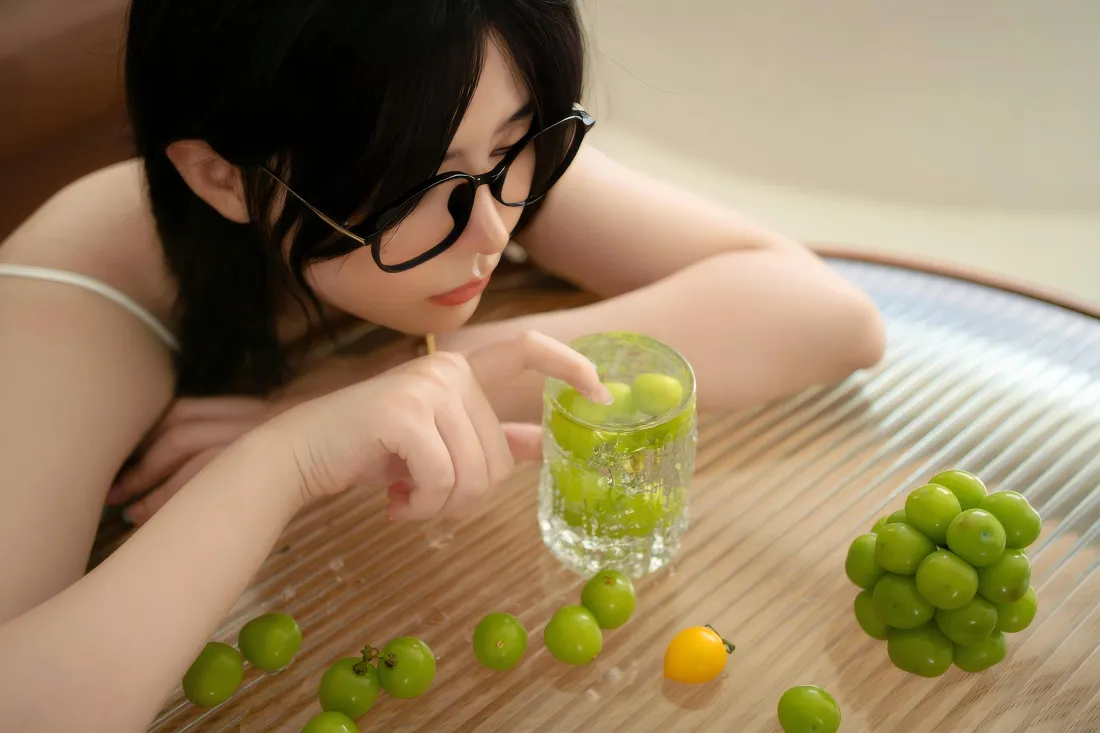 10k短发戴眼镜美女壁纸｜居家背景图片 - 青提玻璃杯「哲风壁纸」