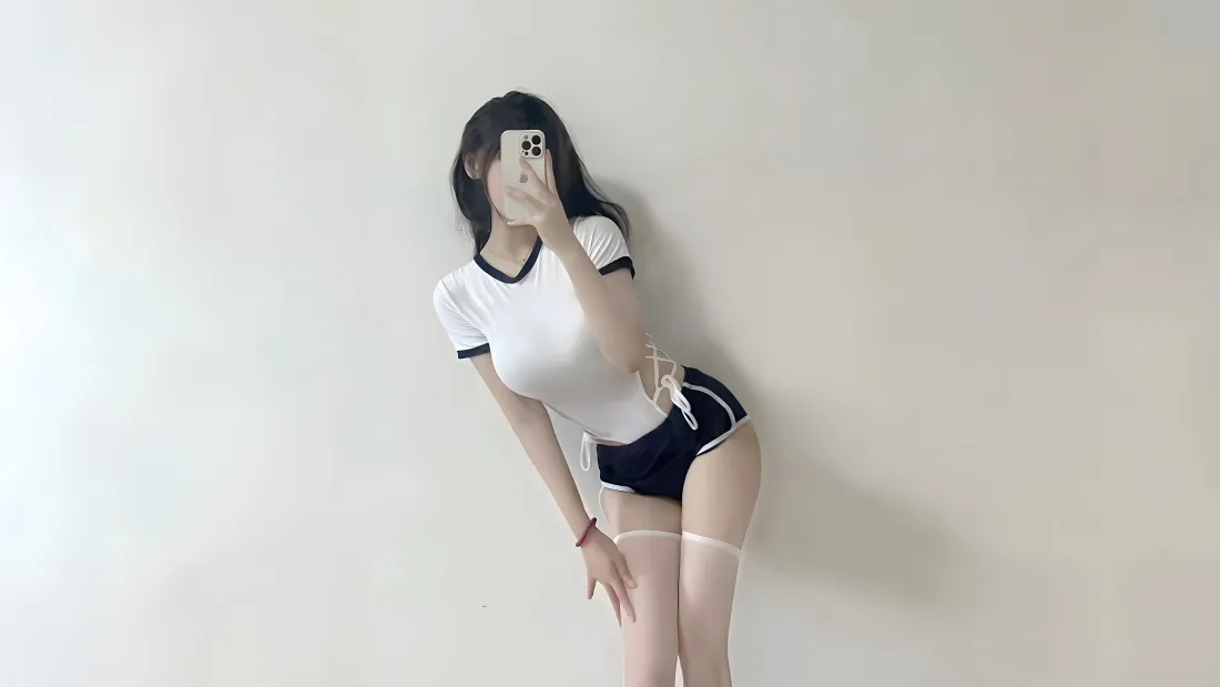 8k性感美女壁纸｜白衣黑短裤背景图片 - 室内摆拍「哲风壁纸」