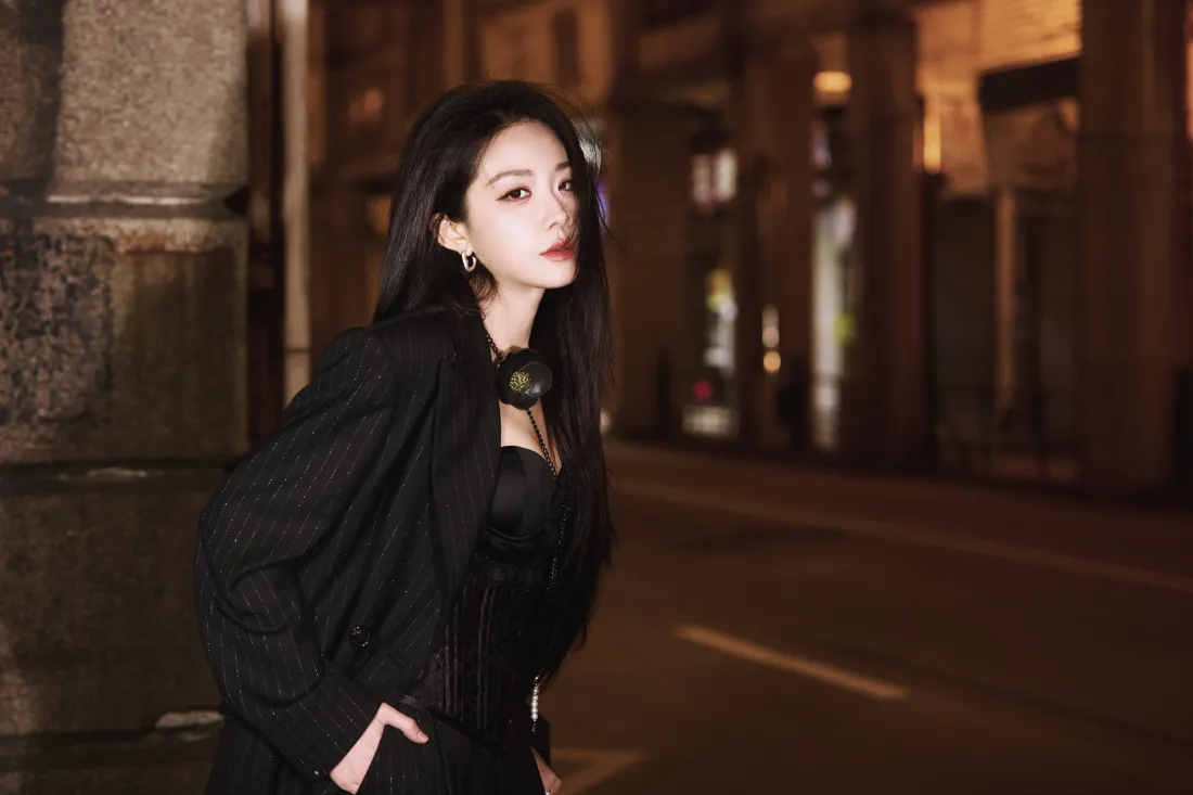 7k喻言壁纸｜街头背景图片 - 夜晚黑衣美女「哲风壁纸」