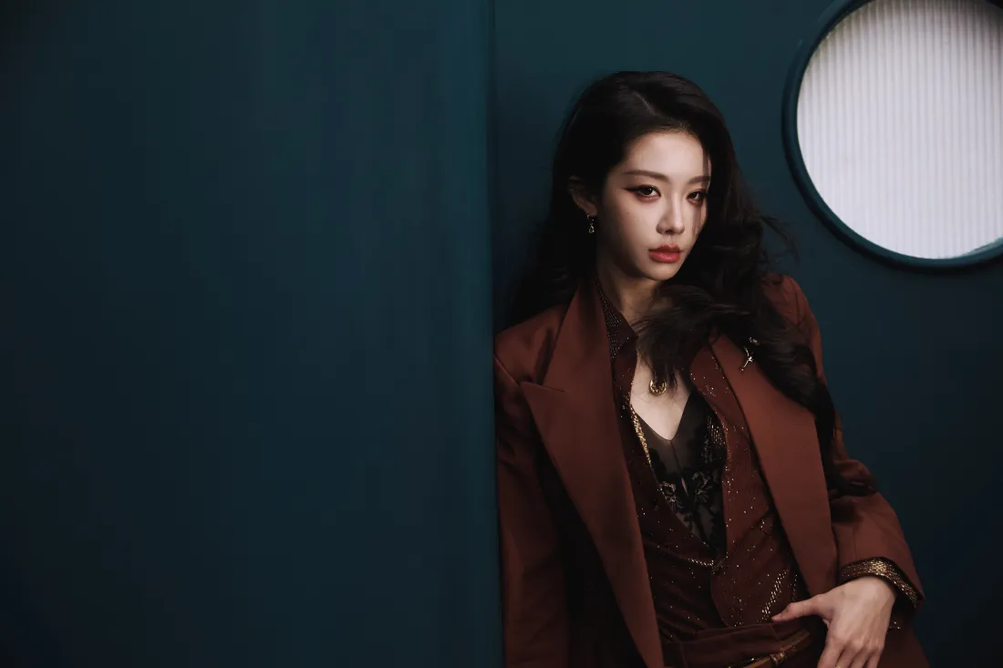 7k喻言壁纸｜深绿墙面背景 - 棕色西装穿搭「哲风壁纸」