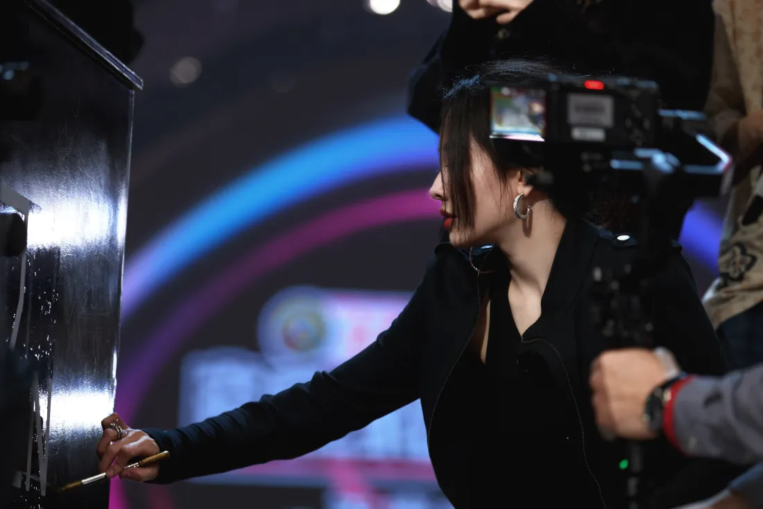 7k喻言壁纸｜工作背景图片 - 黑衣专注艺人「哲风壁纸」