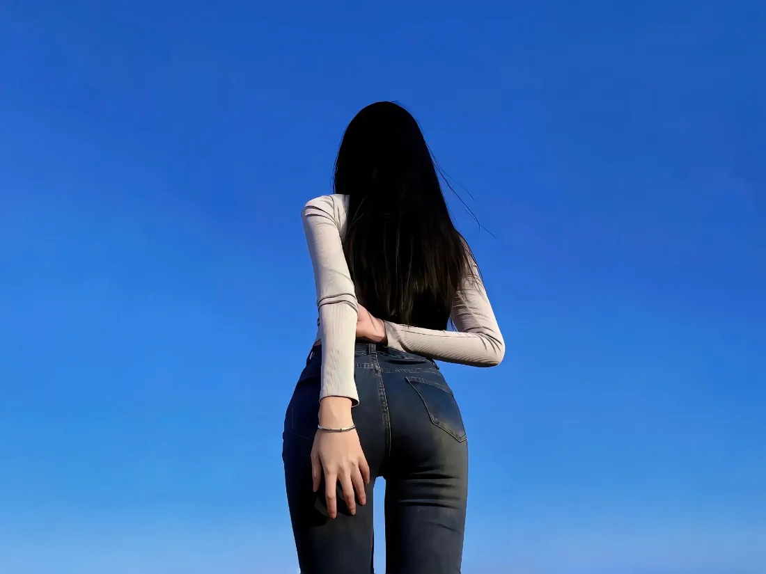 2k女性背影壁纸｜蓝天背景图片 - 牛仔裤「哲风壁纸」
