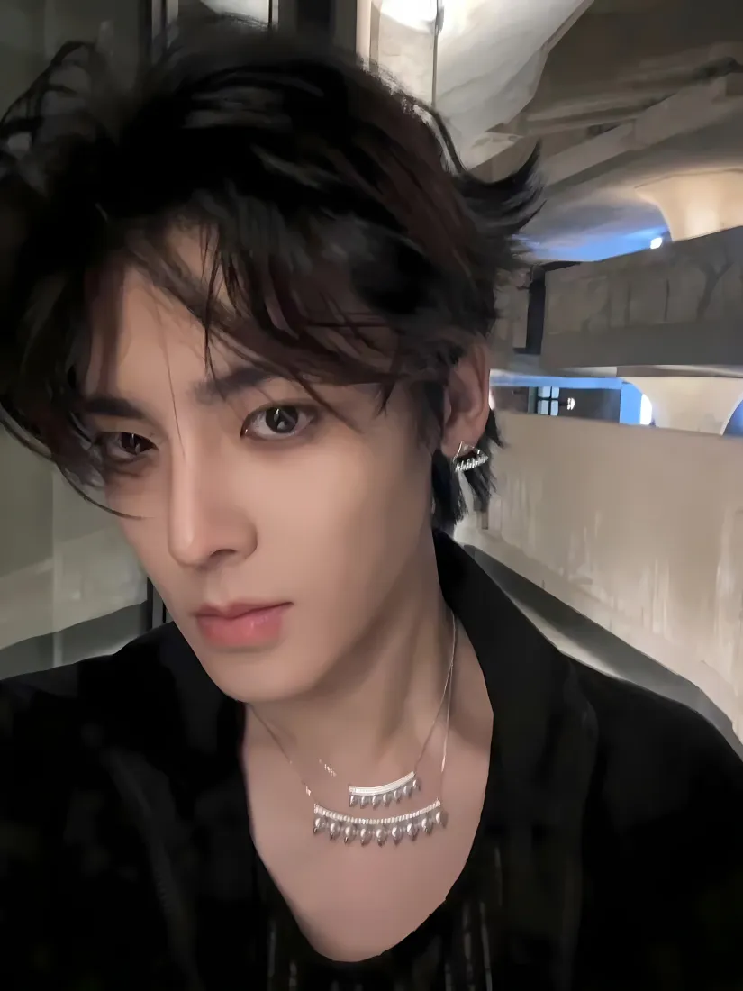 侯明昊手机壁纸｜楼道背景图片 - 时尚穿搭「哲风壁纸」