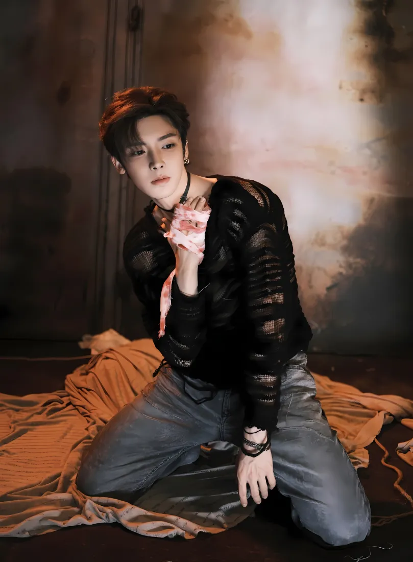 侯明昊手机壁纸｜暗黑背景图 - 时尚潮流造型「哲风壁纸」