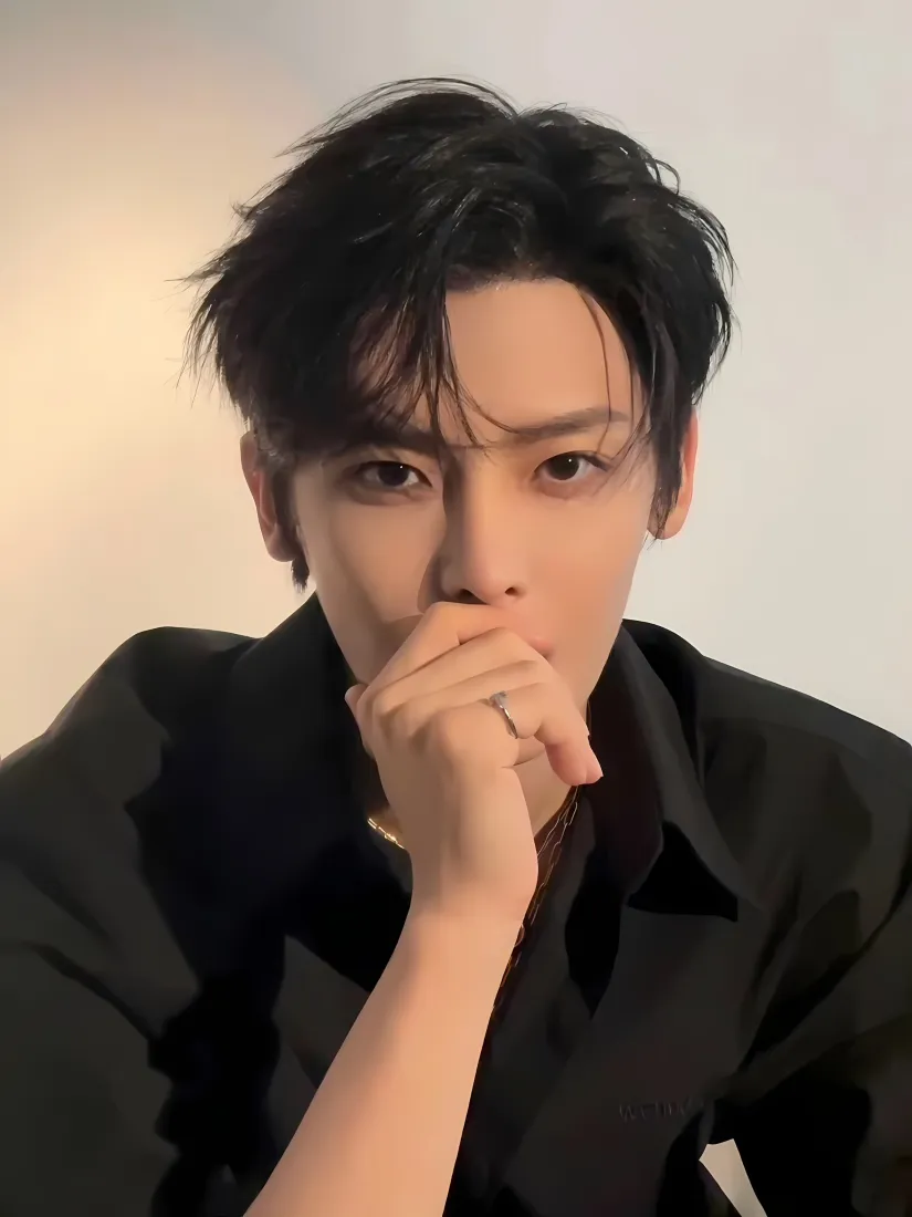 侯明昊手机壁纸｜简约背景图片 - 黑色衬衫写真「哲风壁纸」