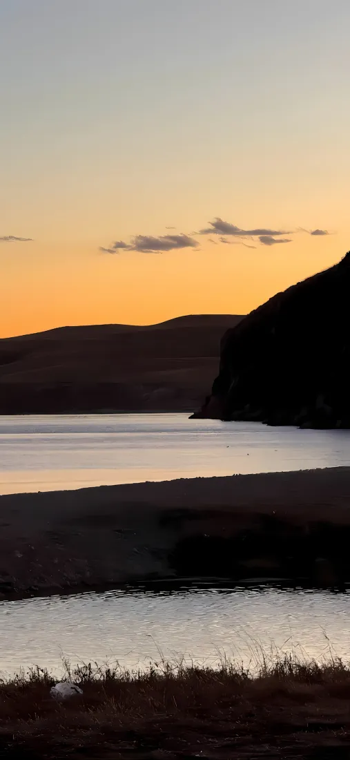 海边黄昏手机壁纸｜山峦水面背景 - 安逸海岸「哲风壁纸」