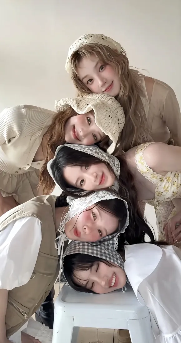 女孩合照手机壁纸｜可爱背景图片 - 温馨穿搭「哲风壁纸」